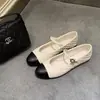 Versão em Pele de Cordeiro~Mary Janes Estilo Francês com Tira Única e Padrão Acolchoado de Diamante para Mulheres, Bico Redondo, Bloqueio de Cores Preto e Branco, Sapatilhas Baixas