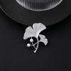 Broche de ginkgo exquisito de nicho de lujo ligero, accesorios de ropa de perla de alta calidad, broche simple que combina con todo, al por mayor