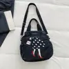 Mochila de Mezclilla Bordada de Moda 2026 Nuevo Modelo Moda Estudiante Bolso de Hombro Cruzado de Gama Alta Moderno