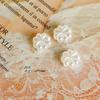 Pendientes retro sencillos de flores de color sólido irregulares beige con perlas de imitación, con agujeros rectos, hechos a mano, accesorios de material para pendientes.
