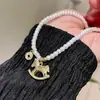 Collar de Perlas Moneda Colgante de Pony Triturado con Hielo para Mujer, Cadena de Suéter de Lujo Ligero Nicho Alto y Elegante para Otoño e Invierno, Nueva Cadena para Clavícula