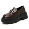 Zapatos de cuero de suela gruesa de tamaño pequeño para mujer, mocasines slip-on de estilo británico, altura oculta, hebilla de caballo popular en línea, negros, sencillos