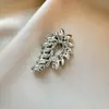 Broche de flor de cristal de lujo ligero, pin de estilo francés de alta gama de nicho, accesorio para trajes y abrigos, ramillete, regalo para novia