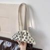 Bolsas Transfronteiriças para Mulheres 2025 Estilo Punk Moda Rebite Transversal Balde Design Nicho Bolsa de Axila Dumpling para Deslocamento