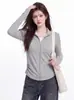 Look de duas peças estilo coreano com camiseta de lapela, projetado para o início do outono, com design de zíper duplo e pregas laterais na cintura para um caimento justo.