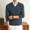 Nuevo suéter de lana de cuello en V para invierno para hombre, engrosado y cálido, suéter de punto, color liso, estilo casual, con un diseño estampado, perfecto como capa base