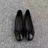 Sapatos femininos versáteis e estilosos estilo francês com laço, novo modelo primavera/outono 2026, sapatos pequenos de couro com bico quadrado, fáceis de calçar e confortáveis