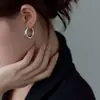 En Stock Venta Directa de Fábrica Mismo Estilo que Xu Yan Nuevos Pendientes de Luz Fluida para Mujer, Pendientes de Diseño Nicho, Pendientes Irregulares de Lujo Ligero