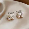 Aretes de Flor de Zirconia Agrupada Perla Aguja de Plata Estilo Retro Francés de Lujo Ligero Clavijas de Oreja de Gama Alta Accesorios de Aretes Pequeños Exquisitos de Moda para Mujeres