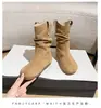 Botines retro plisados ​​para mujer, nueva colección otoño/invierno 2026, forrados de felpa, versátiles, de suela plana, a media pantorrilla, efecto estilizador.