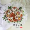Vestido de novia DIY hecho a mano para novia sosteniendo flores bolsa de material floral envuelta Boda china nueva boda antigua tutorial hecho a mano
