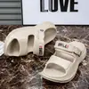 Novas Chinelas Estilo 2026 Verão Outdoor Antiderrapantes Sandálias de Dirigir para Homens, Tamanho Grande Sandálias de Praia de Uso Duplo com Toque Macio