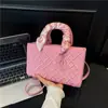 Bolsa de Mão Elegante e Simples Estilo Princesa Diana 2026 Novo Modelo Bordado Pesado de Alta Qualidade Lenço de Seda Bolsa Transversal de Ombro Único Bolsas