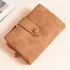 Nova carteira feminina curta, estilo coreano, com visual sofisticado, apresentando fecho de botão de pressão, zíper, múltiplos compartimentos para cartões e um design compacto e moderno, perfeita como porta-moedas