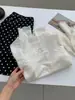 Camiseta Feminina de Renda Bordada Branca Creme Estilo Retrô Francês Manga Longa 26 Outono/Inverno Look Elegante para Camadas Borda Franzida Camisa Base