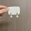 Brincos Elegantes Franceses em Forma de Gota com Diamantes e Tarraxas de Pérola Modernos Pequenos e Populares Populares na Internet High-end Leve Luxo Brincos Versáteis