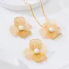 Collar y Pendientes con Tres Colgantes Grandes de Hoja Hueca Adornados con Perlas, Elegante Juego de Joyería para Mujer para las Fiestas