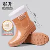 Botas de lluvia de moda para mujer, impermeables y antideslizantes, estilo popular, diseño de caña corta, zapatos de goma de suela gruesa estilo japonés, duraderos, cálidos y adecuados para uso en la cocina