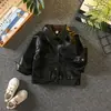Jaqueta de Motociclista Masculina para Primavera e Outono Jaqueta de Couro Estilo Coreano Jaqueta Lisa Tendência Legal para Bebês e Crianças Pequenas Top Estiloso