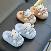Chinelos de algodão infantis para outono e inverno, fofos e quentes, com forro de pelúcia, design KT, antiderrapantes, sola grossa, adequados para bebês e crianças pequenas, com design de calcanhar fechado