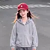 Conjunto de Chaqueta Informal con Capucha de Manga Larga para Niños de Talla Mediana a Grande con Diseño Versátil y Pantalones de Mezclilla Modernos