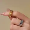 Anillo Xinyixinxin Estilo Ins con Garras Incrustaciones de Circonita Flor de Ciruelo Acero Inoxidable Chapado en Oro Real de 18K Joyería Simple de Moda Que No Se Desvanece