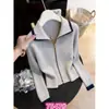 Colección Otoño 2026: Top de capa base elegante y adelgazante, Suéter de punto tipo cárdigan con bloques de color únicos y cuello para mujer