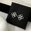 Simples, Elegantes, Lujo Ligero, Sensación de Alta Gama, Pendientes de Flor de Cuatro Hojas Hueca Anudada, Versátiles para el Día a Día, Estilo de Oficina de Nicho, Accesorios de Oreja Únicos