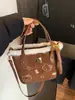 Bolso Pequeño Versátil Ligero Nuevo y Elegante 2025 para Niñas, Bolso Cruzado Hello Kitty con Estampado de Leopardo, Lindo Bolso de Mano Tipo Cubo