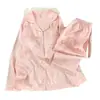 Novo conjunto de pijama para primavera e outono com sutiã embutido, apresentando um design da Kitty, tecido de seda gelada, padrão espinha de peixe e um cardigã com gola de lapela