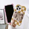 Adecuado para Funda de Teléfono Móvil Iphone17Promax, Funda Protectora de Muñeca Tridimensional a Cuadros de Felpa para Otoño e Invierno
