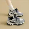 Sapatos femininos da moda em color block retrô, novo modelo de outono, tênis casuais respiráveis de malha dupla, tipo "dad shoes" com sola grossa para aumentar a altura, ideais para pessoas baixinhas.