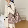 Bolsa de nylon com estampa de leopardo retrô de nicho para mulheres, novo modelo 2026, grande capacidade, moderna e versátil, adequada para o trabalho, pode ser usada como bolsa de ombro ou transversal.