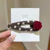 Pinza para el pelo retro francesa con borde de rosa roja, accesorio para el pelo de tela floral, suave y versátil para niñas, perfecto para sujetar flequillos y cabellos sueltos