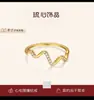 Anel de Aço Titânio Banhado a Ouro 18K com Padrão de Onda Eletrocardiograma Cravejado de Diamantes, Moda de Venda Quente Transfronteiriça, Luxo Leve, Nicho de Alta Gama para Mulheres