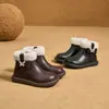 Botas de Algodão para Meninas 2026 Inverno Novo Estilo Botas de Couro com Pelo para Meninas Botas Martin com Pelúcia Botas de Neve Botas Curtas Sapatos de Algodão para Crianças