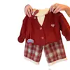 Conjunto de ropa de invierno para niña 2026 nuevo estilo Atuendo de Año Nuevo suéter grueso para bebé pantalones de cuadros coreanos ropa nueva festiva de Año Nuevo