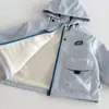 Chaqueta de marca para niño 2026 nuevo estilo otoño, abrigo con capucha de bloques de color para bebé niño, top infantil zqw6430