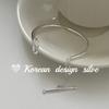 Versión coreana de joyería de plata con diseño de industria pesada S925, pulsera circular con diseño de hebilla OT de plata esterlina apilada, estilo ins femenino de alta gama.