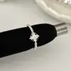Diseño personalizado, versátil y sencillo para el uso diario y los desplazamientos; un anillo abierto de flor de circón para mujer, con una estética retro, de lujo ligero y de alta gama