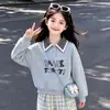 Conjunto de Sudadera con Capucha y Cuello Polo Patchwork a Cuadros con Sentido de Diseño para Niñas Primavera y Otoño 2026 Pantalones Casuales de Pierna Ancha