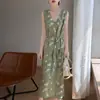 Vestido de Cetim Novo para Primavera/Verão 2026 para Mulheres, Sem Mangas, Color Block, Cintura com Amarração, Caimento Solto, Vestido Versátil de Comprimento Médio em Linha A