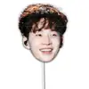 Performance de entrada no casamento de Henry Lau com máscara engraçada, placa de boas-vindas no aeroporto, produtos de fãs de apoio para shows com imagens personalizadas