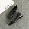 Sapatos femininos de bico fino em couro legítimo, novo modelo da primavera 2026, salto grosso, sola macia, para calçar sem cadarço, modernos, versáteis, sapatos casuais pretos femininos