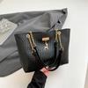 Bolsa de grande capacidade feminina, bolsa de ombro com corrente da moda deste ano, de alta qualidade, estilo estrangeiro, para todos os tipos de viagem, bolsa tote tecida