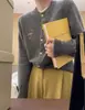 Cárdigan Suave y Ceroso de Cuello Redondo Otoño e Invierno para Mujer, Holgado, Corto, Estilo Academia Británica, Bordado con Insignia, Suéter de Punto para Principios de Primavera