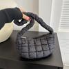 Bolso de hombro plisado con relleno de algodón de textura sencilla y moderno de estilo coreano para mujer, bolso cruzado de otoño e invierno de gran capacidad 2024.