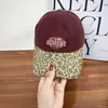 Boné de Baseball Bordado com Letra para Mulheres, Estampa de Leopardo, Novo Estilo Retro Americano, Boné com Aba de Pato Afina o Rosto, Chapéu Macio para Primavera e Outono para Homens