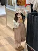 Colección Primavera 2025 Nueva Ropa Infantil Estilo Coreano Camisa con Estampado de Dibujos Animados para Niñas Pantalones Modernos Hip-Hop Peto de Pana