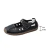 Sapatos Casuais Planos Vazados Novo Estilo Primavera 2026 Tamanho Grande Velcro Retro Confortáveis Sapatos de Solado Macio Transfronteiriços para Mulheres